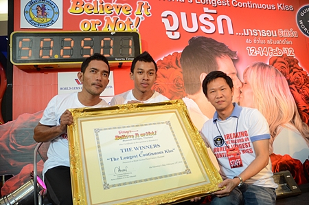 (L to R) Thanakorn Siththiemthong and Nonthawat Charoenkasetsin pose with their plaque presented to them by Somporn Naksuetrong, general manager of Royal Garden Plaza. 