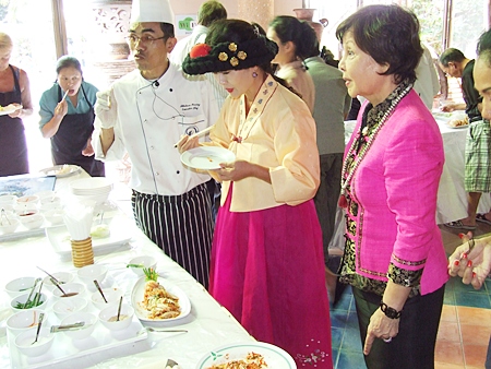 (L to R) The Diana Resort’s head chef Ittikorn Phusingh, Korean chef Sunny Kim and Diana Group MD Sopin Thappajug taste test the delicious kimchi. 