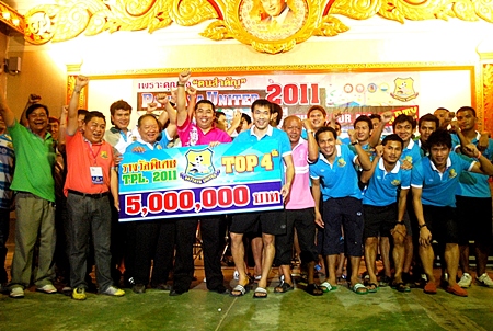 Pattaya United Chairman, Sonthaya Khunplume, (4th left front) presents a cheque for 5 million baht to the United playing squad after they achieved a top four league finish. 