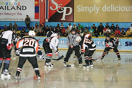 Support Thailand’s Flying Farangs at the ‘City of Angels’ ice hockey tournament taking place from March 29-31 at Grand Central Rama IX. 
