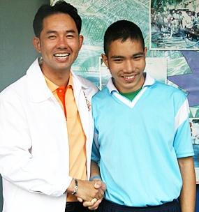 Mayor Itthiphol shakes hands with his ping-pong rival.