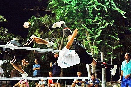 Exciting action from the takraw final between Pa Wang and Chok Uthaen team 1.