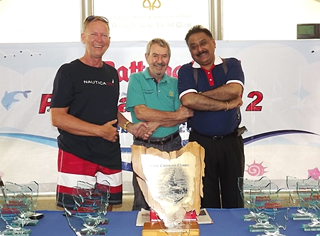 Peter Cummins (center) stands next to the trophy table with Anders Wid้n (left) and Peter Malhotra, MD Pattaya Mail Media Group (right). 