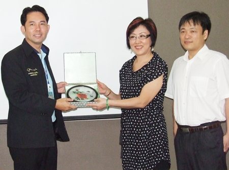 Mayor Itthiphol Kunplome (left) receives a gift of friendship from Sophit Phisalsa Kulruk, representing Zou Jun (right) Deputy General Manager South East Asia Branch, Chief Representative Philippine Market of China Gezhouba Group International Engineering Co., Ltd. during their official visit to City Hall recently.