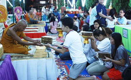 Faithful Buddhist make merit at Wat Satawat