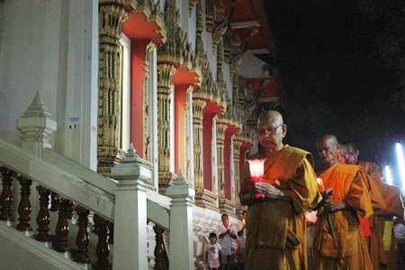 Revered monks lead the Wien Thien procession at Wat Nong Prue.