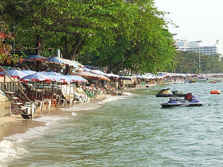 Nowadays there isn’t much beach left up near the Dusit curve at high tide.  And since a more permanent solution is tangled up in national red tape, Pattaya City Council is listening to suggestions on how to begin fixing the problem with its own budget. 