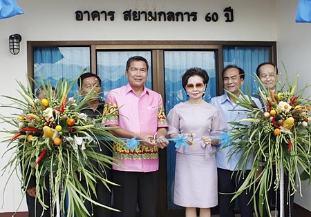 Denchai Sornchai (left) and Pornthiwa Pornprapha cut the ribbon to officially open the new facility. 