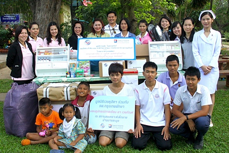 As part of the Wejdusit Foundation project to help underprivileged children, a team from the Bangkok Hospital Pattaya led by Neera Sirisampan, Director of Business Development and International Affairs visited the children of the Banglamung Home for Boys recently where they donated educational materials, medicines and clothes.
