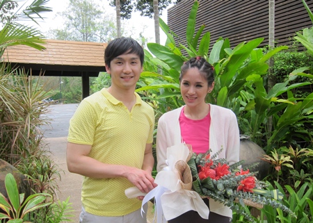 The lovely actress Pokchat Thiamchai (Jib) is welcomed to Pattaya Sea Sand Sun Resort and Spa by David Totiemsri, Business Development Manager during her photo shoot for “Women’s Health” magazine recently.