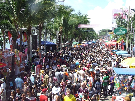 Beach Road was packed from one end to the other with Songkran revelers.