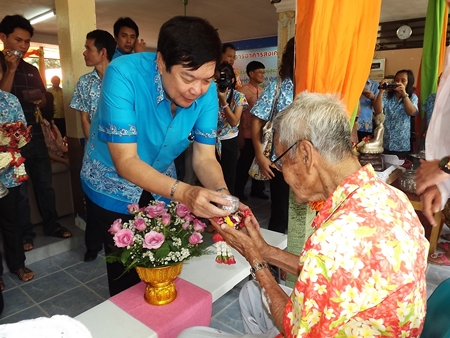 Chonburi Deputy Mayor Pornchai Khwansakul pours lustral water on an elder person during Banglamung Elderly Home’s Songkran Festival.