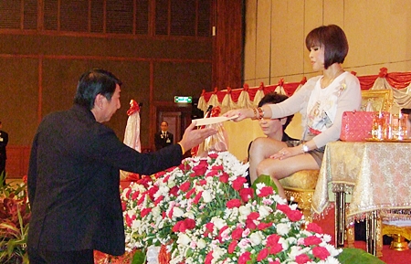 HRH Princess Ubolratana Rajakanya presents a Royal gift to Chancheongsao Governor Reungsak Mahavinitchaimontree during the To Be Number One awards presentation ceremony at the Ambassador City Jomtien Hotel.
