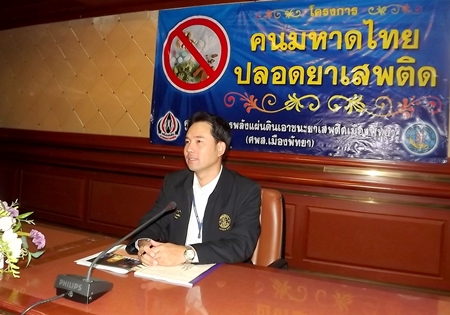 Mayor Itthiphol Kunplome announces that the Ministry of Interior has ordered Pattaya officials to comply with its “7-4-3-6” plan to combat illegal narcotics distribution and use. 