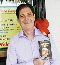 Scarlet Macaw “Kanani” (feathers) reviews Christopher Moore’s new book ‘The Wisdom of Beer’ at Pattaya City Expats Club. The verdict? I’m no owl, said Kanani.