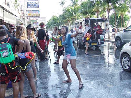 National Songkran began on April 13; Pattaya’s official “Wan Lai” was yesterday, April 19.  But with the water mayhem in Pattaya beginning as early as April 9 this year, it’s been 10 days since people here who need to travel by public transportation have been able to arrive at their destination dry. 