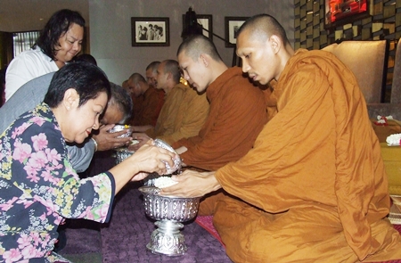 Gen Kanit Permsub and Khunying Busyarat receive blessings from the revered monks.