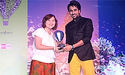 Ayushman Khurana presents the “Best Value Destination (International)” award to Ms. Suladda Sarutilavan, Assistant Director of Tourism Authority of Thailand, Mumbai.
