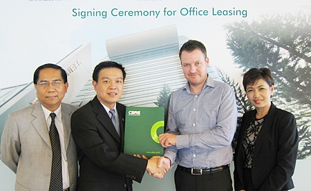 CBRE Thailand successfully located the office of Carlsberg Indochina and Carlsberg Thailand at Park Ventures Ecoplex, an eco-friendly Grade A office space in Bangkok’s CBD.  Pictured in the photo are Jacob Vigso Hermansen, 2nd from right, General Manager of Carlsberg Thailand being presented with an office leasing agreement by Thanapol Sirithanachai, 2nd from left, Managing Director of Univentures Plc., Nithipat Tongpun, left, Executive Director, and Maneerat Vichitrattana, right, Director of CBRE Thailand, the sole leasing agent. 