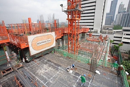 Construction is rapidly progressing at 185 Rajadamri, Raimon Land’s high-end freehold project in Bangkok. 