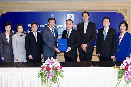 Bangkok Bank’s Senior Executive Vice President Chansak Fuangfu (4th from right) and Executive Vice President Rushda Theeratharathorn (2nd from left), along with Sansiri’s Chief Executive Officer Apichart Chutrakul (4th from left) and President Srettha Thavisin (3rd from right) have signed a loan agreement valued at Baht 1.5 billion.  The funds will be used to develop three residential projects including ‘SARI Sukhumvit 64’, an 8-storey condominium project with two buildings totaling 192 units, ‘The Base Rama 9-Ramkhamhaeng’, a 35-storey condominium totaling 923 units, and ‘Town Avenue Rama 2 Soi 30’, a 5-metre wide frontage townhouse project with public space of 170m2 totaling 120 units.  The three projects have already received strong interest and attention from customers. 