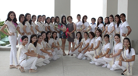 Contestants in the Miss Tiffany’s Universe beauty contest stopped by the Holiday Inn Pattaya for lunch hosted by the hotel recently. During a photo shoot, last year’s winner, Miss Sammy presented a bouquet to Jatuporn Phiukhao, Executive Assistant Manager of the hotel in appreciation of their hospitality. 