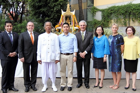 Yutthachai Charanachitta (4th left), President & CEO of Amari Estates Co., Ltd. and Peter Henley (4th right), President & CEO of Onyx Hospitality Group were guests of honour at a religious ceremony held on the auspicious occasion of the 18th anniversary of the Amari Watergate Bangkok recently. GM Pierre Andre Pelletier (2nd left) and other senior management also attended the ceremonies. 
