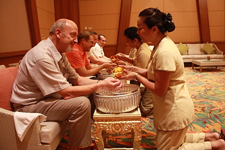 Staff of the Centara Grand Mirage Beach Resort Pattaya organised a ‘Rod Nam Dum Hua’ ceremony in the Thai traditional manner as a mark of respect, while seeking the blessings from the hotel’s top management. Attending the ceremonies were Gerd Steeb, former President of Centara Hotels & Resorts, Andre Brulhart, the hotel’s GM, and Executive Assistant Managers Paulo Matos and Wuthisak Pichayagan.