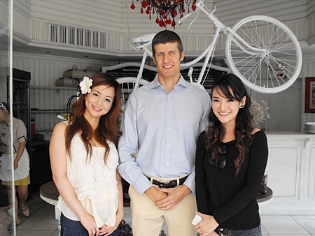 Yet another film crew was seen shooting on location at the La Baguette French Bakery recently. Stephane Bringer, GM of the Woodlands Resort is seen with Hiroko (left) and Benchanat (right) two very charming presenters from the ‘Food Diary by CP’ program which is broadcast on True Vision 8.