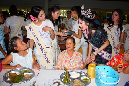 Contestants treat residents of the Banglamung Home for the Elderly to a delicious lunch.