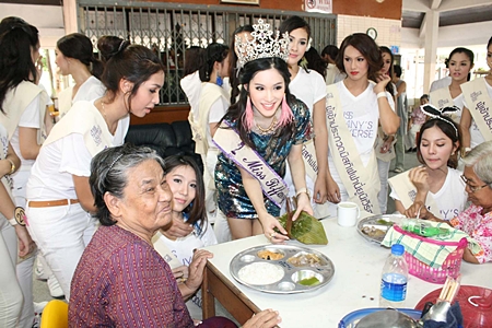 Sammy Sripassorn Akhayakorn (center), Miss Tiffany Universe 2011 and Miss International Queen 2011, visits Banglamung Home for the Elderly.