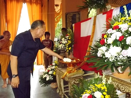 Nongprue Mayor Mai Chaiyanit lays down sandalwood before the cremation.