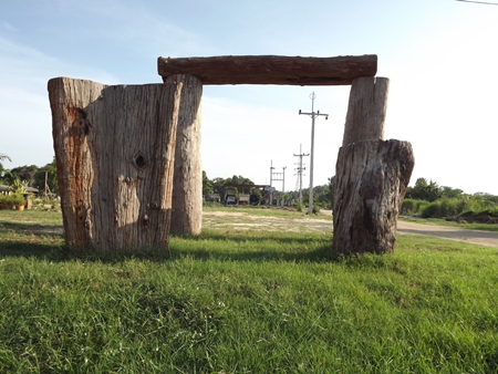 These giant tree trunks set up near Siam Country Club have local residents and tourists thinking England’s Stonehenge has been replanted in Thailand. 