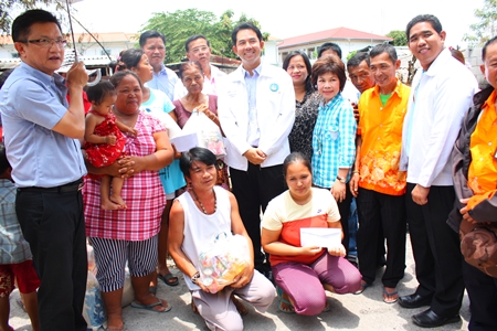 Mayor Itthiphol Kunplome and Social Welfare Department officials visit the area to offer emergency supplies and cash to the victims. 