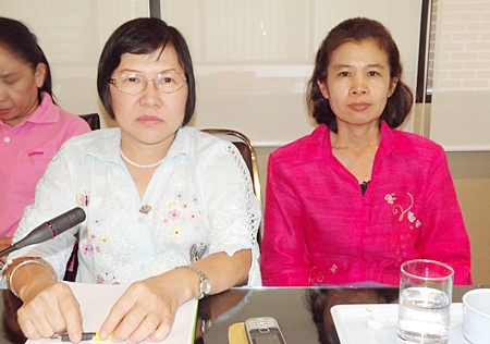 NGO Director Viphada Maharattanawiroj (left) and Thumniep Sangwaanprakaisaeng, specialist nurse with the Bureau of AIDS, TB and STDs provide their ideas at the meeting. 