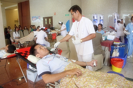Bangkok Hospital Pattaya and Rajadhevi Sriracha Hospital have launched a blood drive to replenish national Red Cross supplies. 