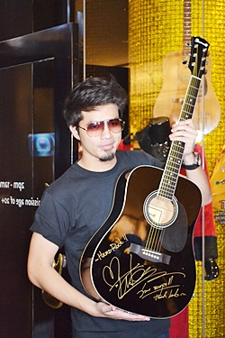 The Thai star took part in a guitar signing ceremony before taking pictures with fans at the Hard Rock Café Pattaya. 