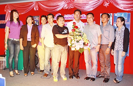 A reception was held at the Jomtien Garden Resort to welcome Pol. Col. Chaiyot Varakjunkiat, Chonburi Immigrant Police superintendent to his new posting in Pattaya recently. Amongst the dignitaries at the function were Sombut Pinyasiri (5th left), assistant manager of the Pattaya United FC and Itthiphol Kunplome (center), acting mayor of Pattaya City.