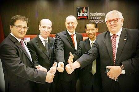 Members of Parliament from Austria Dr. Wittmann (far left) and Anton Heinzl (far right); member of Thai-Parliament Prapunt Harnchai (2nd right) together with the hosts Peter Lampl (middle) and Stefan Buerkle (2nd left) give thumbs up to the meeting. 
