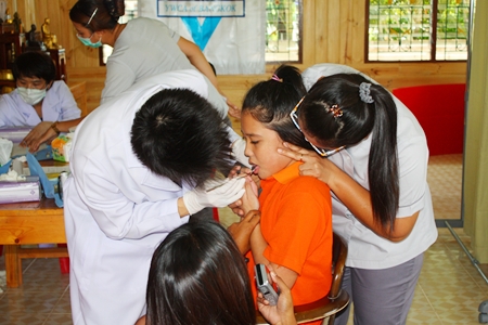 Children receive an oral check up from Bangkok Hospital Pattaya dentists.