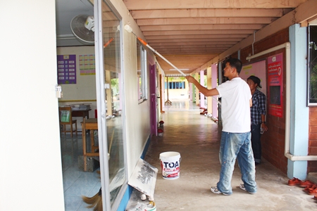 Marriott staff renovate the dharma room at Mabprachan School.