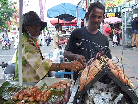 Sausage vendors Sompong (surname unknown) and his wife would like to ask the government to try to keep control of rising fresh food prices. 