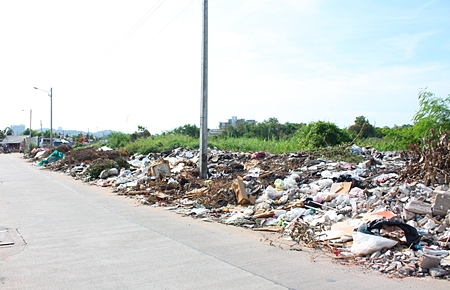 The pile of trash keeps getting bigger on Soi Chularat near the Pattaya Indoor Sports Arena, where thoughtless residents are polluting their own environment by carelessly tossing trash into vacant lots whilst expecting others to pick up after them. 