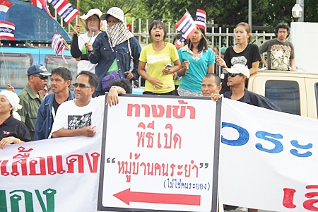 … and on the other side are Rayong residents who oppose a red shirt village in their town.