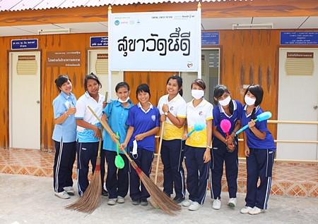 Students from Banglamung Vocational College are having fun getting out of the classroom to help clean up Wat Nong Or. 