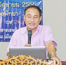 Disaster department head Kobchai Boonorana teaches volunteer youths about the evils of drugs. 