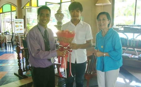 Tonut Thongdee and Radchada Toy Chomjinda (center and right) thank Komsan Sisam (left), GM of the Diana Garden Resort.