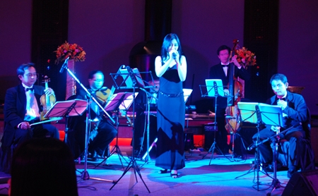 Vocalist Kaewkan Chuenpennit performs, backed by members of the Bangkok Symphony Orchestra.
