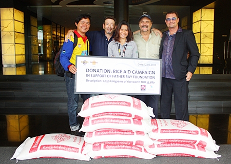 (L to R) Pattaya Musicians 4 Charity members Lian Thonginn, JD Eisenberg (guitarist), Kanjana Ngamkalong (Hard Rock marketing communications manager), Tom Rossetti (chairman) and Les Deshane (guitarist) are all smiles at the donation. 