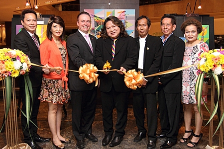 Yingsak Jonglertjesdawong was guest of honour at the opening ceremony of an art exhibition titled “Different Karma…Different Time” by Kumpol Pongpipat and Charoen Silpasart held at the Amari Watergate Bangkok recently. Proceeds of the event were donated to support the Foundation for the Blind in Thailand under the Royal Patronage of H.M. the Queen. (L to R) Khajohnsak Ngiempaisal, Director of Sales & Marketing; Nichaya Chaivisuth, Director of Communications & PR; Pierre Andre Pelletier, General Manager; Yingsak Jonglertjesdawong; Kumpol Pongpipat; Charoen Silpasart; and Puangthip Silpasart.